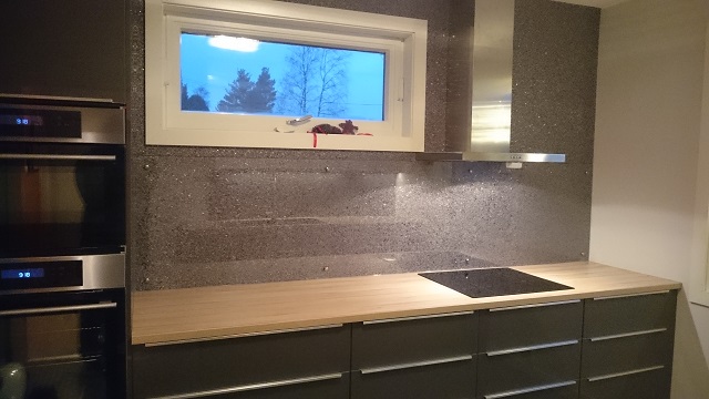 Glass over kjøkkenbenken